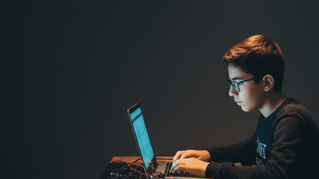 Arduino devresini C++ kod editöründe programlayan genç öğrenci
